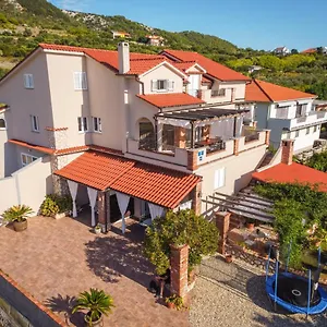 https://apartmani-ivanka-rab.primorje-gorskikotar.com